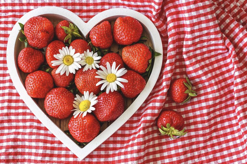 strawberries, ripe, hearts, from my heart, daisies, country style, still life, biodiversity, bio, fresh, cute, berry, fruit, healthy, vitamins, greeting card, card greeting, health, vegetarian, season, seasonal, thank you, happy mothers day, greetings