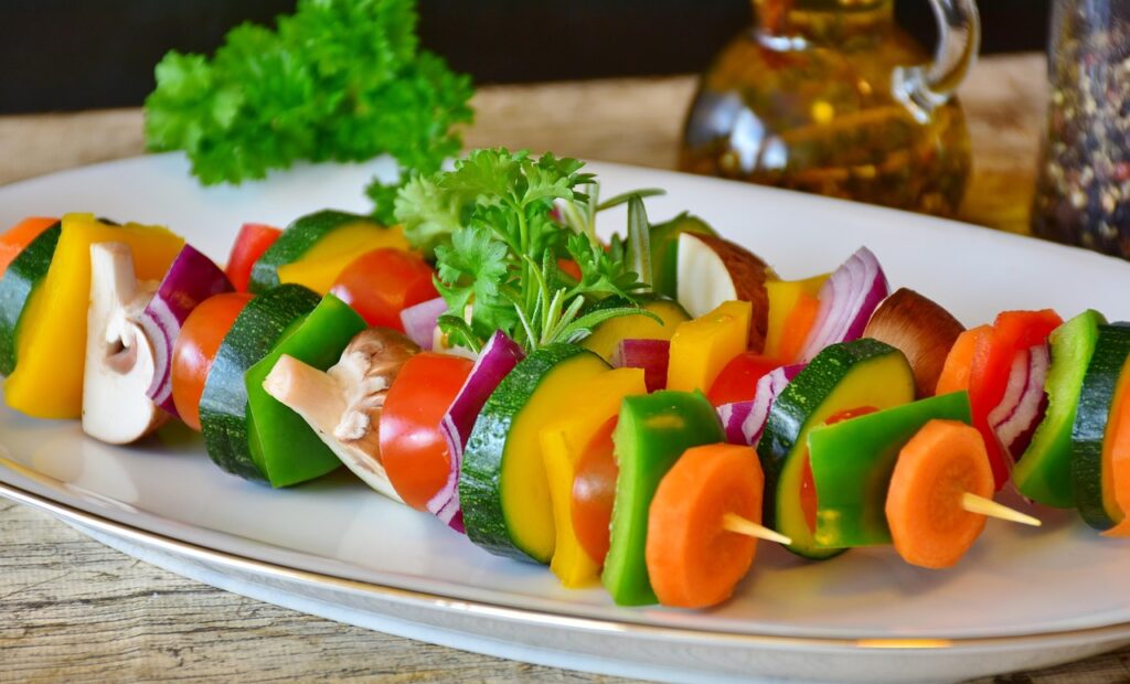 vegetable skewer, paprika, nature, tomato, mushrooms, onion, oil, salt, spices, cook, kitchen, food, connoisseur, plate, dinner, enjoy the meal, having lunch, dish, vegetables, healthy, delicious, vegetarian, vegan, vitamins, health, savory, meal, close up, appetizing, enjoy, garden