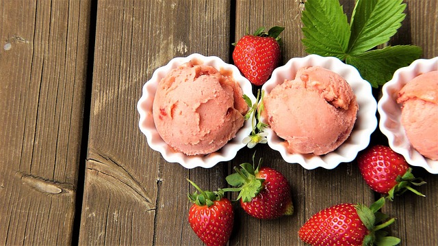 strawberry ice cream, strawberries, fresh, nature, fruit, ripe, rustic, bio, vitamins, bowls, summer, ice cream, lactose free, fruit ice cream, milk ice cream, food, yummy, frozen, diet, ice cream parlor
